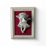 Paveikslas su angelu ir gėlėmis