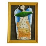 Angelas iš šamotinio molio rėmelyje