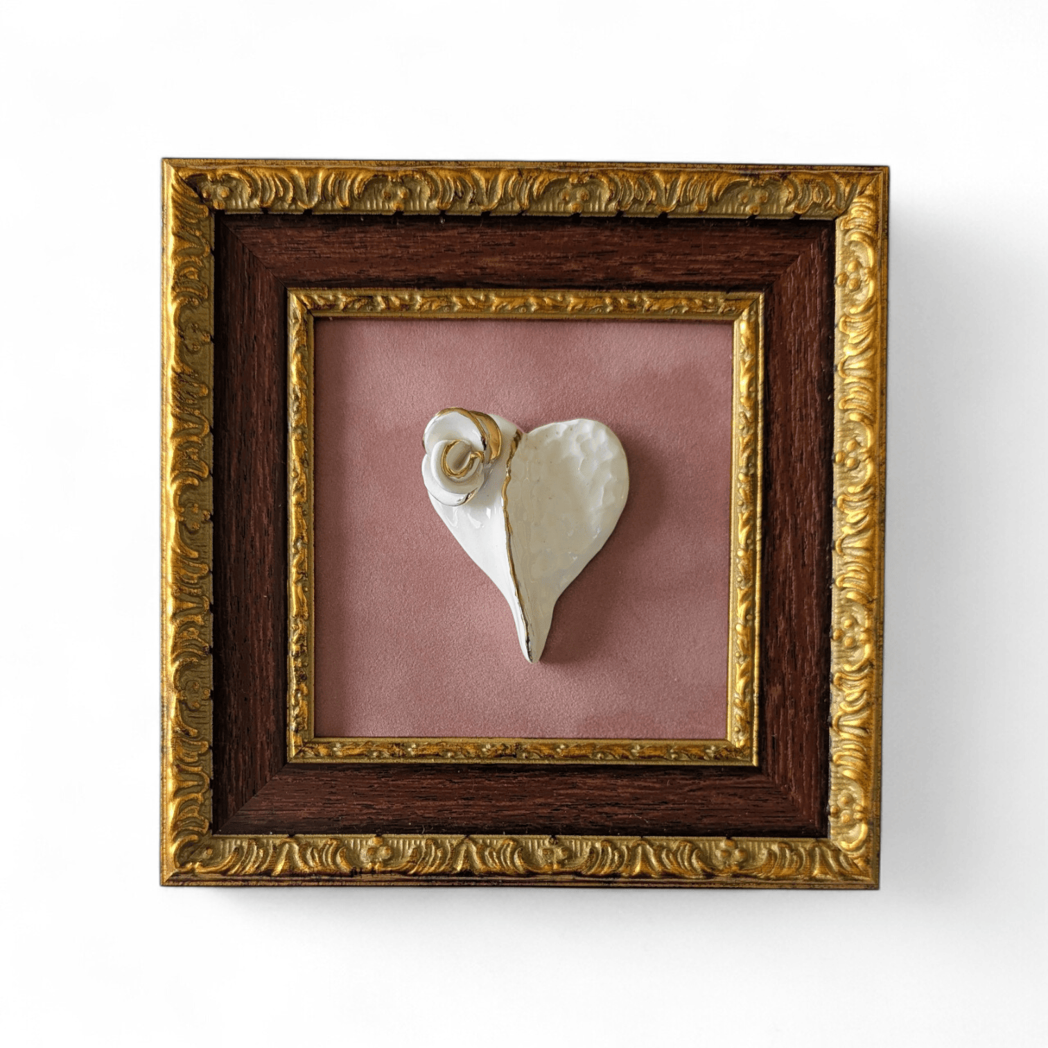 PXL_20260330_101501075.MP~3.jpg (1) Įrėminta keramikinė širdelė